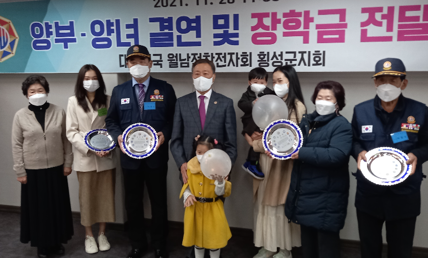 이화종 중앙회장 양부 양녀 결연패 수여.png