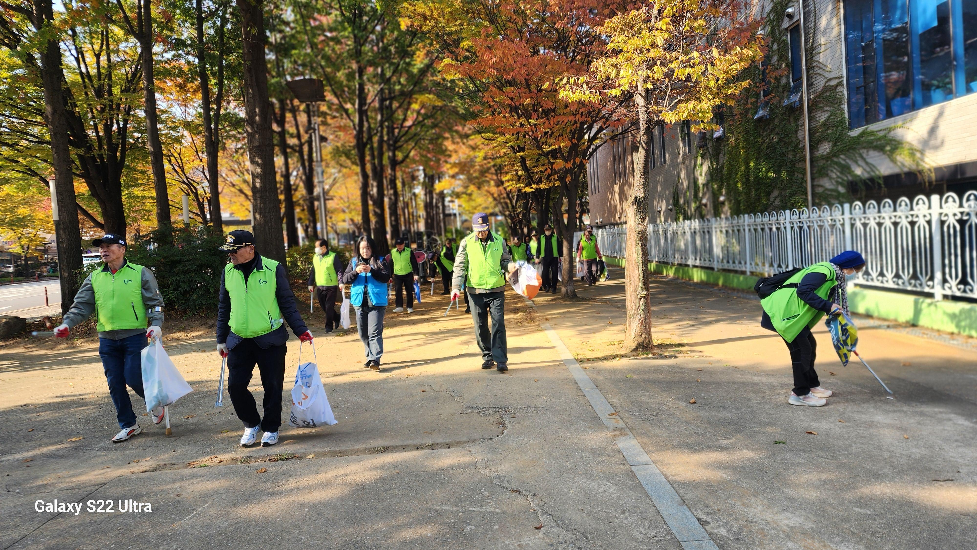 KakaoTalk_20251104_지회장님 청소중.jpg